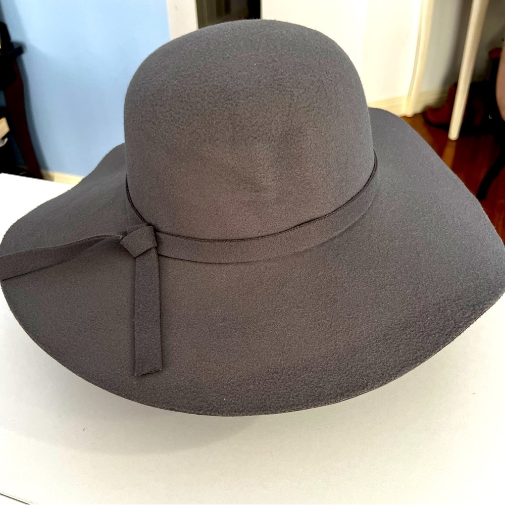 Women’s floppy round hat slate gray faux wool texture